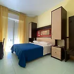 Plaza Con Piscina Hotel