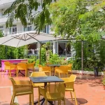 Plaza Con Piscina Hotel
