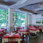 Hotel Plaza Con Piscina Cattolica