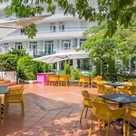 Plaza Con Piscina Hotel