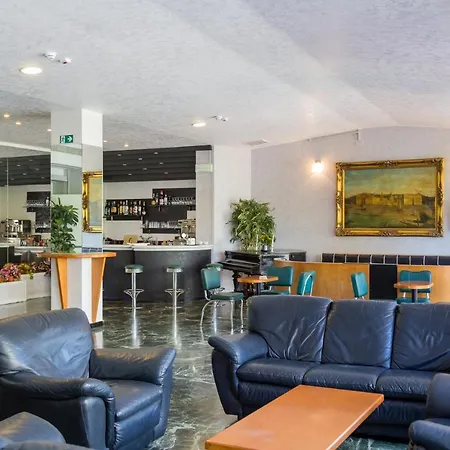 Hotell Plaza Con Piscina Cattolica