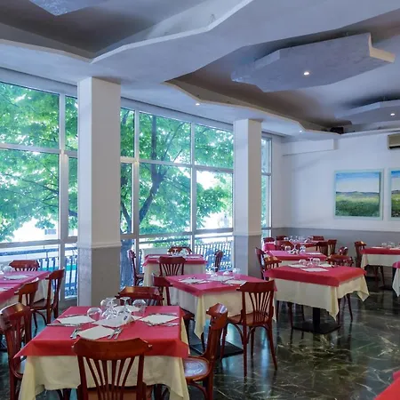 Hotell Plaza Con Piscina Cattolica
