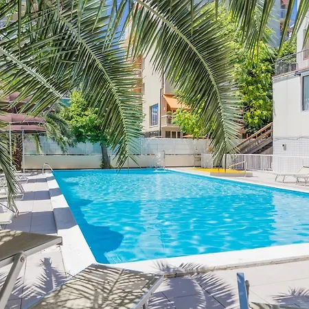 Plaza Con Piscina Hotell Cattolica