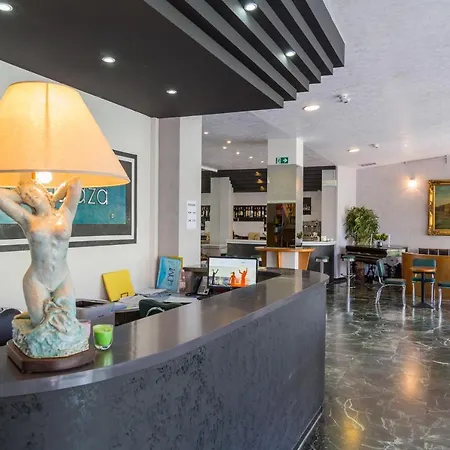 Plaza Con Piscina Cattolica