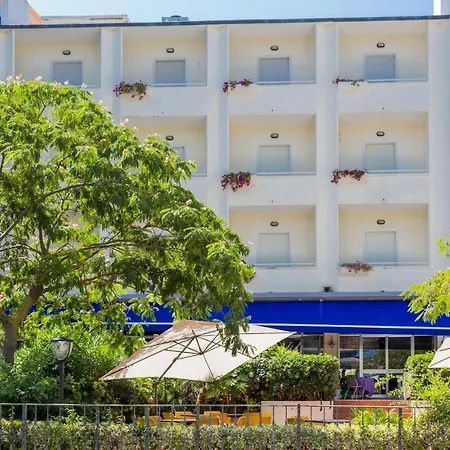 Plaza Con Piscina Hotell