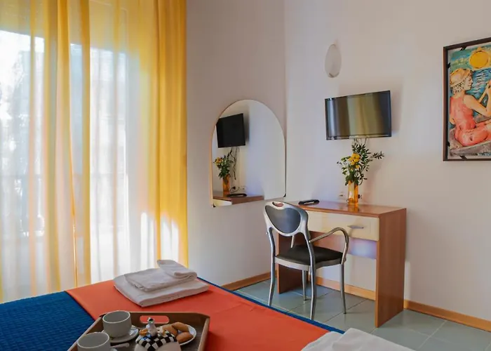 Plaza Con Piscina Hotel