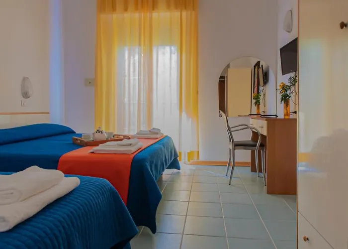 Plaza Con Piscina Hotel 3*