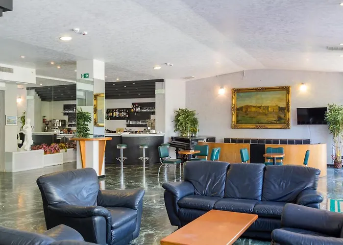 Hotel Plaza Con Piscina Cattolica