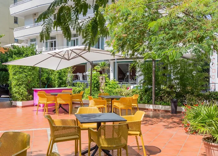 Plaza Con Piscina Hotel