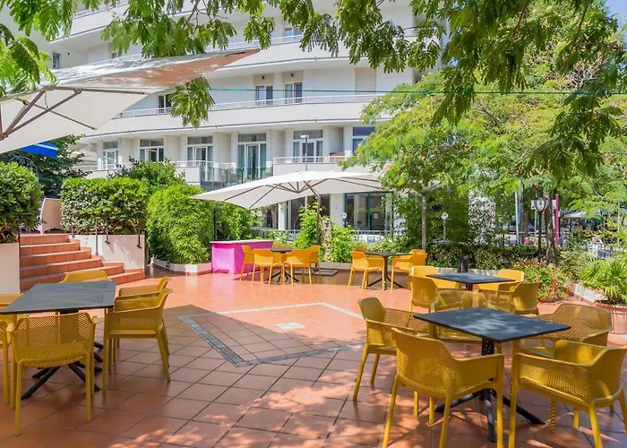 Plaza Con Piscina Hotel