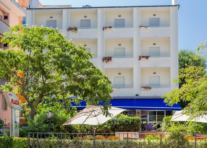 Plaza Con Piscina Hotel