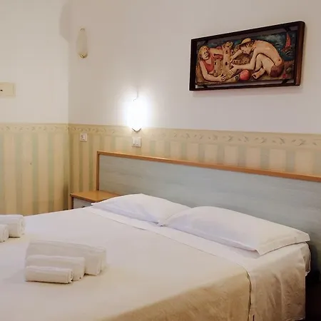 Plaza Con Piscina 3*