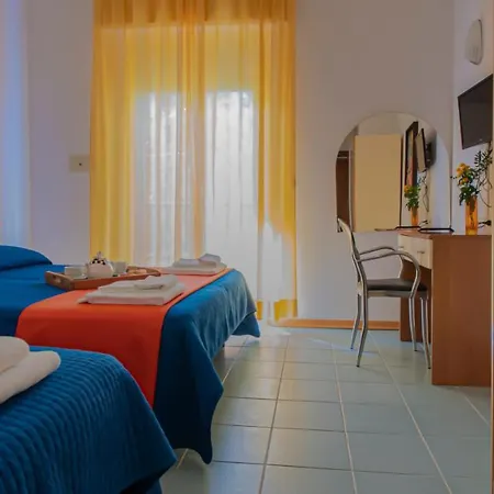 Plaza Con Piscina Hotel 3*