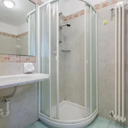 Plaza Con Piscina Hotel 3*