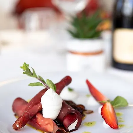 Plaza Con Piscina Hotel