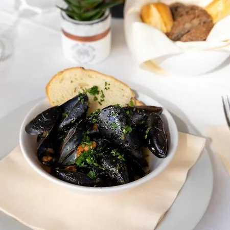 Hotel Plaza Con Piscina Cattolica