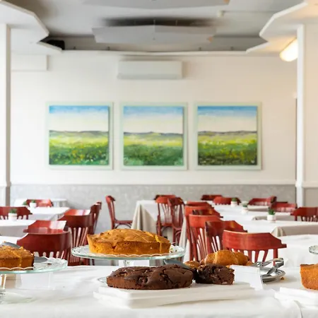 Plaza Con Piscina Каттолика