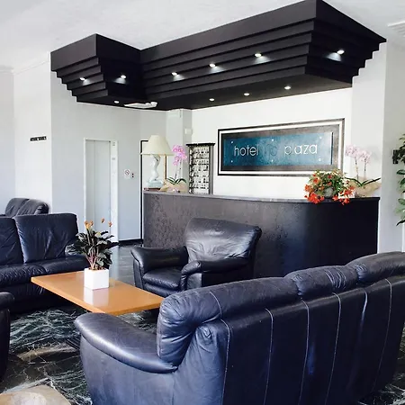 Plaza Con Piscina 3*