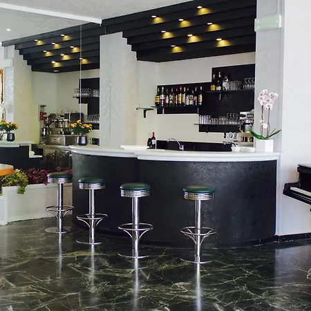 Hotel Plaza Con Piscina