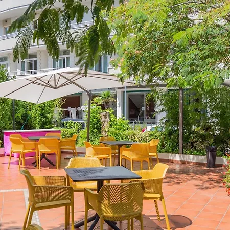 Plaza Con Piscina Hotel