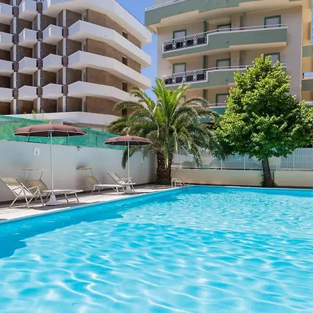 Plaza Con Piscina 3*