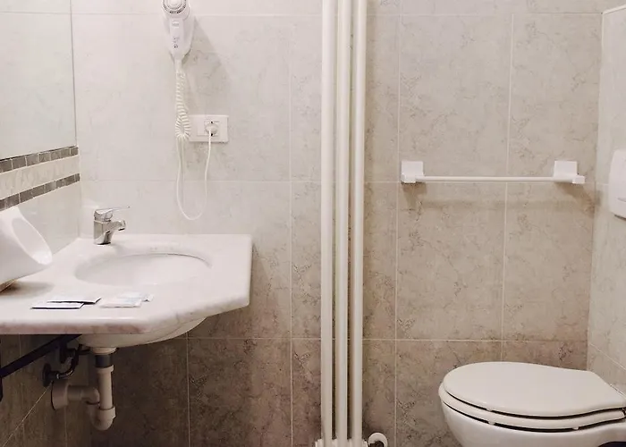 Plaza Con Piscina Каттолика