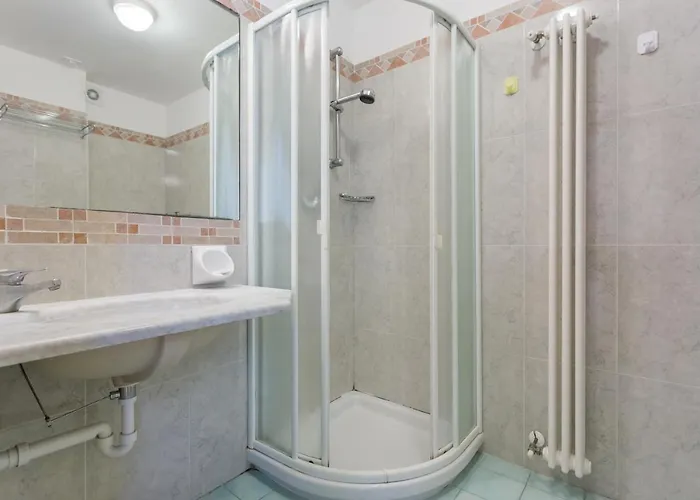 Plaza Con Piscina 호텔 3*