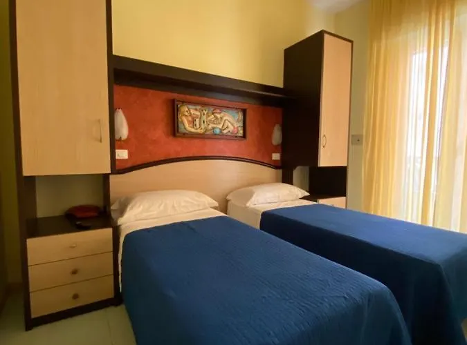 Plaza Con Piscina 카톨리카