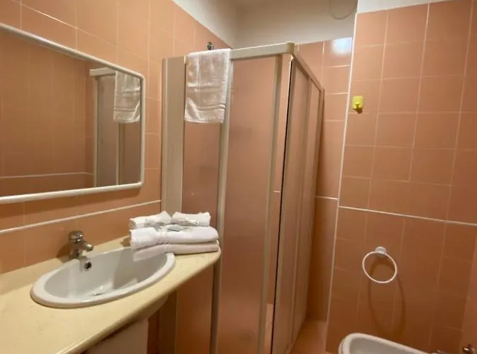 Plaza Con Piscina Отель Каттолика