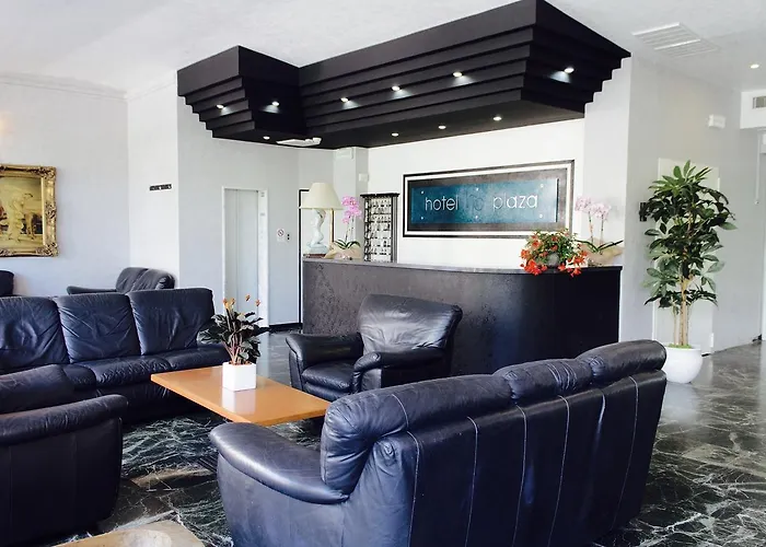 Plaza Con Piscina 3*