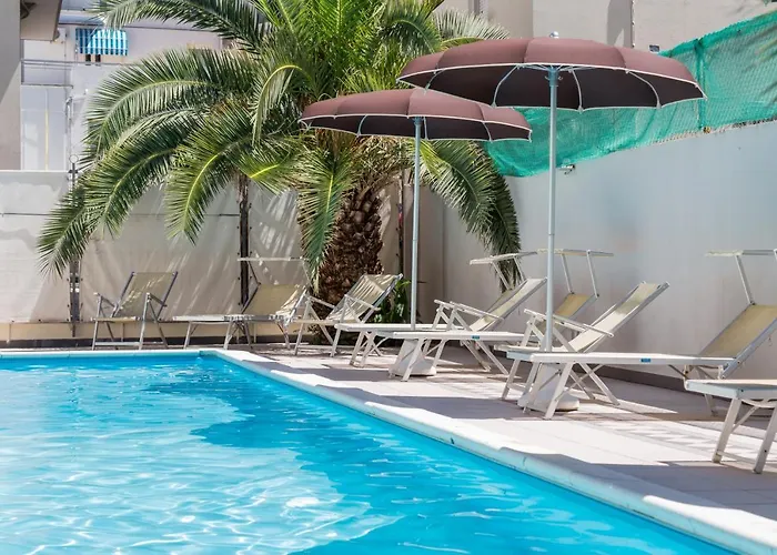 Plaza Con Piscina 3*