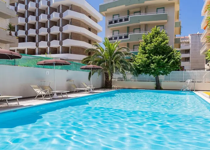 Plaza Con Piscina 3*