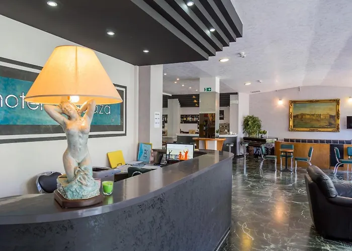 Plaza Con Piscina Каттолика